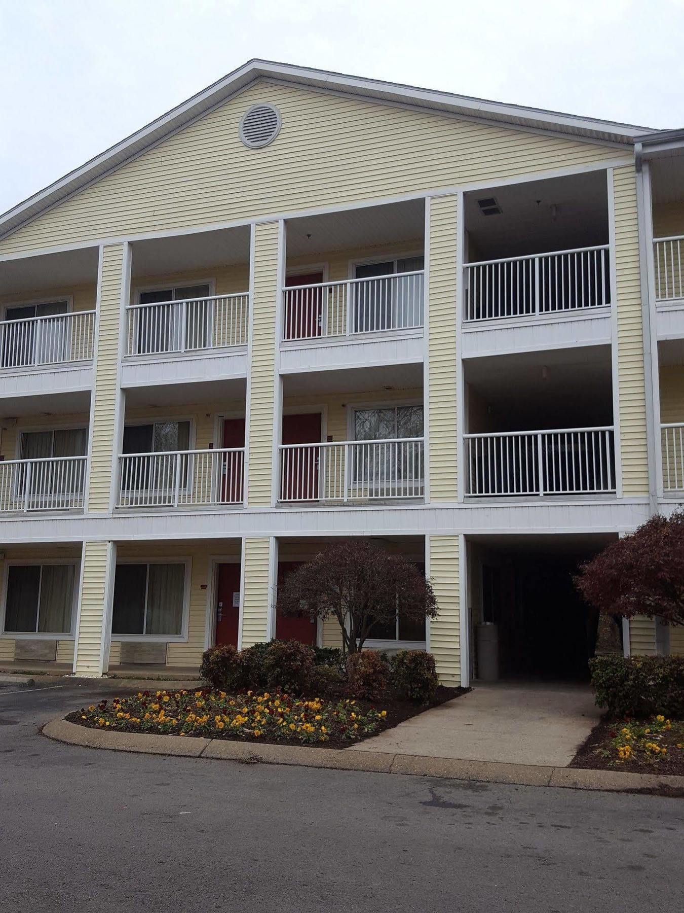 Hometowne Studios By Red Roof Nashville - Airport/Briley Pkwy Bagian luar foto